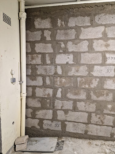 Création d'un mur d'agglo pour une séparation de limité de propriété chantier st nazaire.